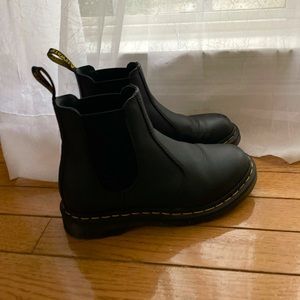 2976 Dr. Martens Smooth Leather Chelsea Boot